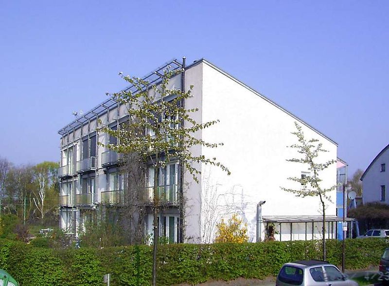 800px-passivhaus_darmstadt_kranichstein_fruehling_2006